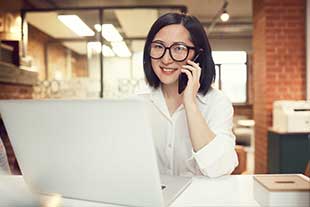 smiling-asian-businesswoman-working-in-indosplash